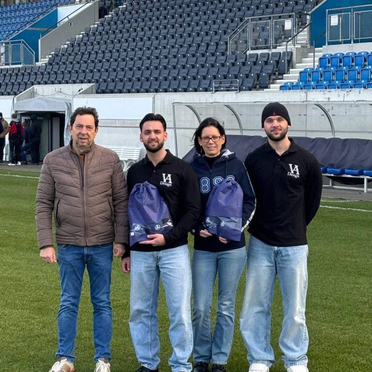 Stuttgarter Kickers Übergabe personalisierter Badeschlappen von VA Design an die Stuttgarter Kickers.