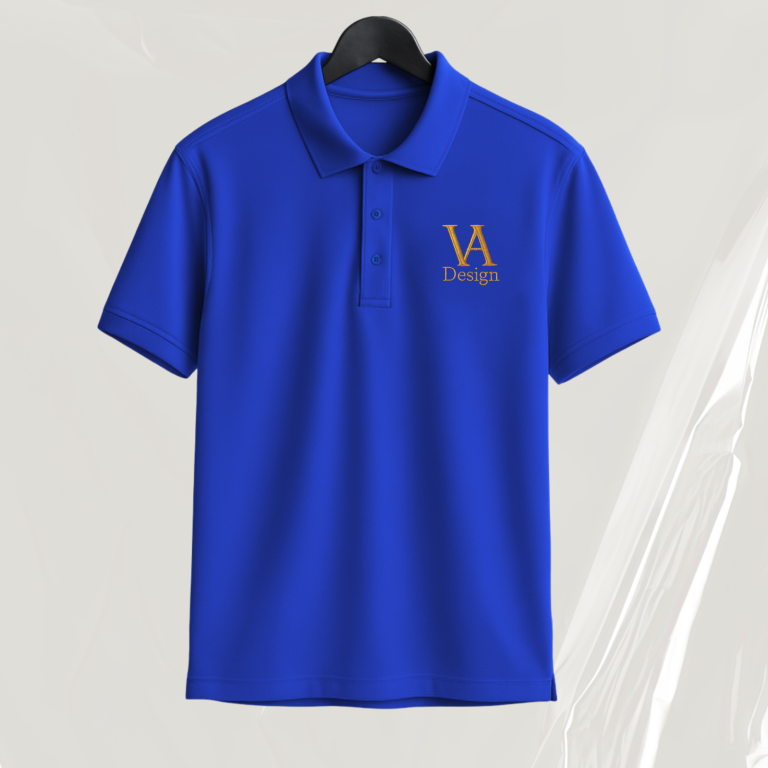 Baumwoll-Poloshirts individuell gestalten Blaues Poloshirt mit goldenem Logo "VA" auf der linken Brustseite.