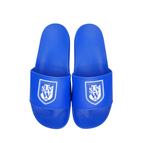 Individuell bedruckte Badeschlappen Fußballverein Wäldenbronn – VA Design Blaue Badeschlappen mit Fußballverein Wäldenbronn Logo, individuell bedruckt.