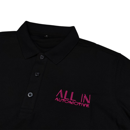Individuell besticktes Polo-Shirt All in Automotive – VA Design Schwarzes Polo-Shirt mit All in Automotive Logo, individuell bestickt.