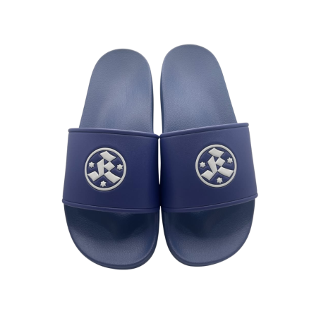 Individuell bedruckte Badeschlappen Stuttgarter Kickers – VA Design Dunkelblaue Badeschlappen mit Stuttgarter Kickers Logo, individuell bedruckt.